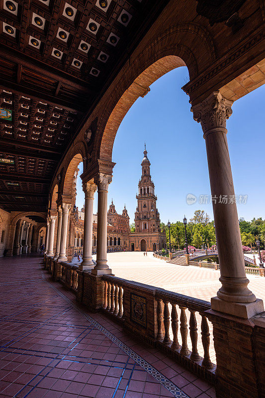 西班牙塞维利亚(Seville) España广场上贴着瓷砖的省级凹室